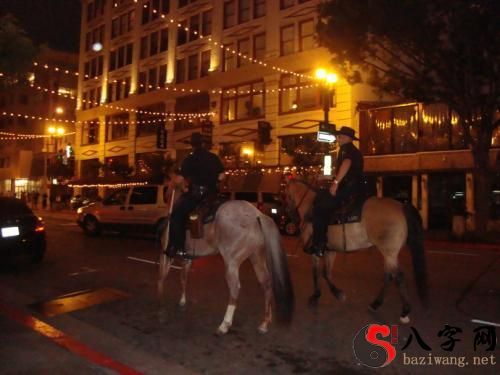 梦见自己在夜市骑马