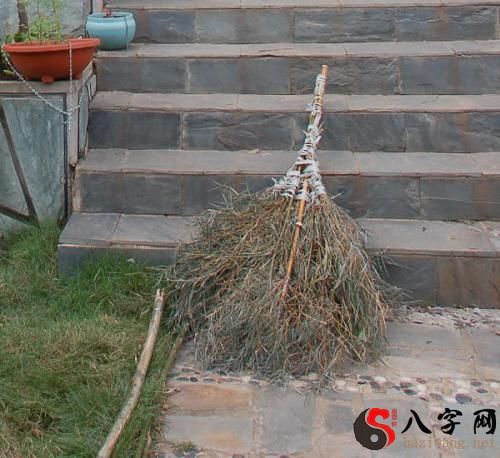 梦见凌晨拿着笤帚扫大街