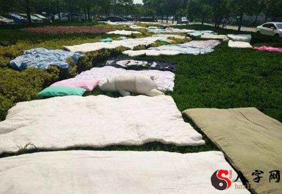 梦见被子放地上