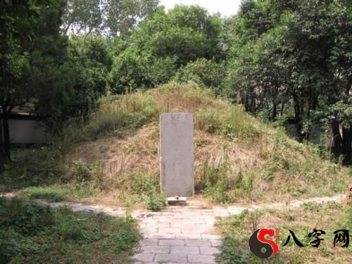 梦见山中有墓或冢