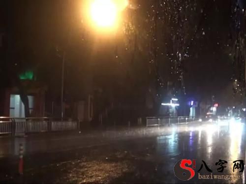 梦见下了一整晚的暴雨