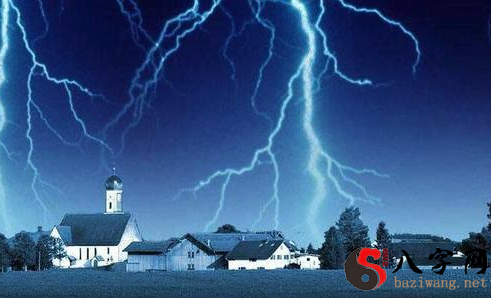 梦见自己家遭雷劈