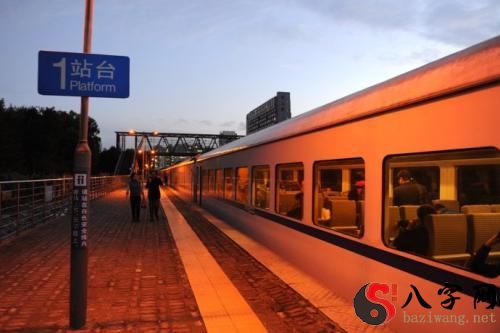 梦见火车停在站台