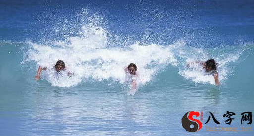 梦见和别人一起游泳